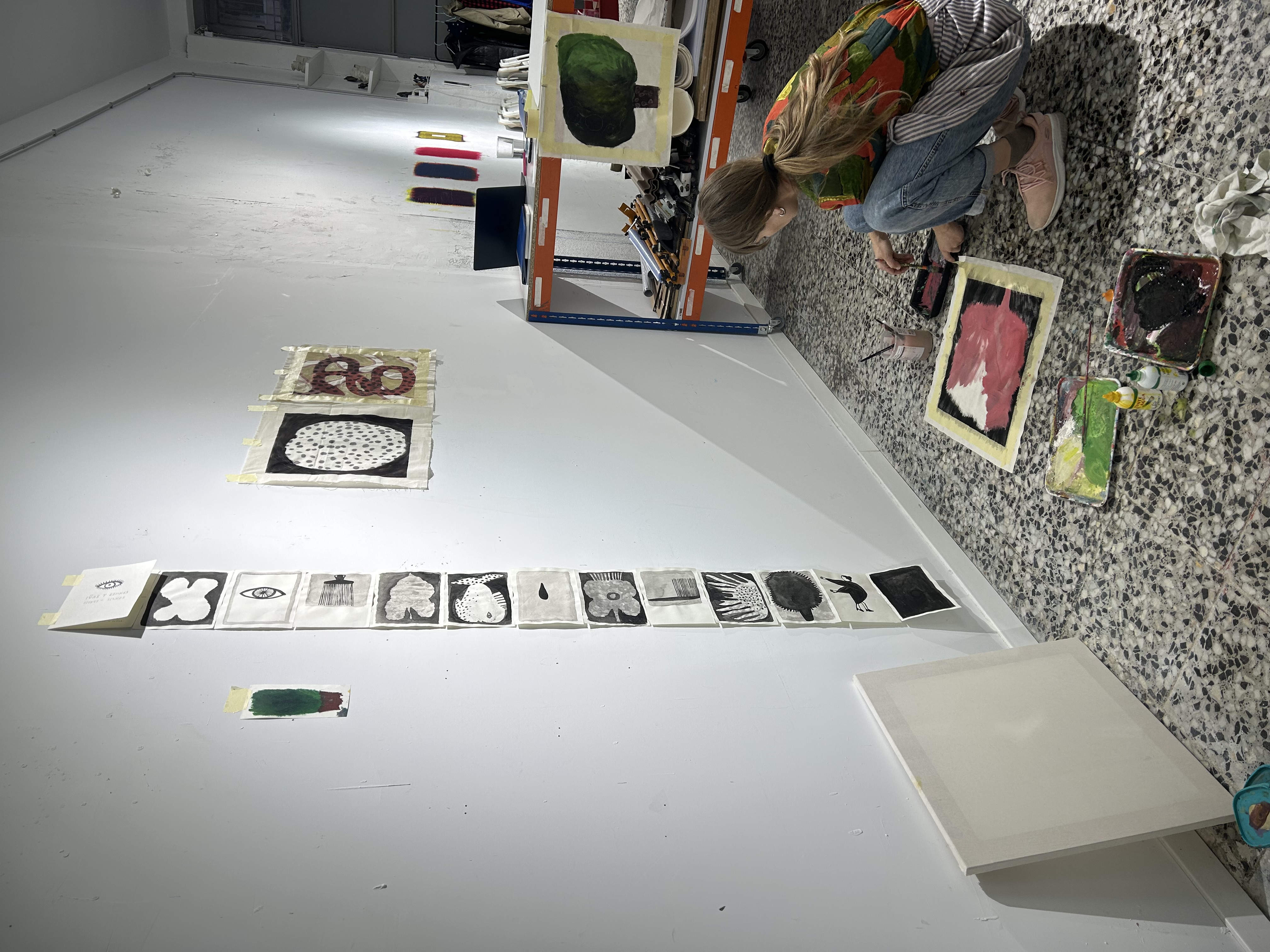 Artista trabajando con su obra durante el montaje del seminario En obra